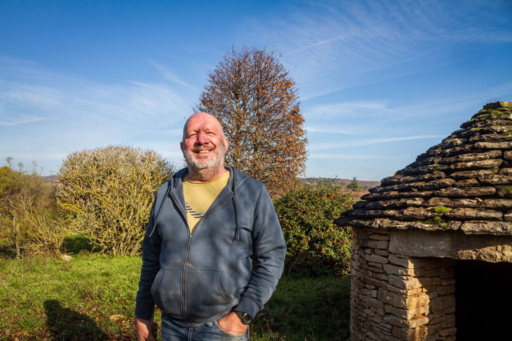 murailler adossé à un muret en pierre seche