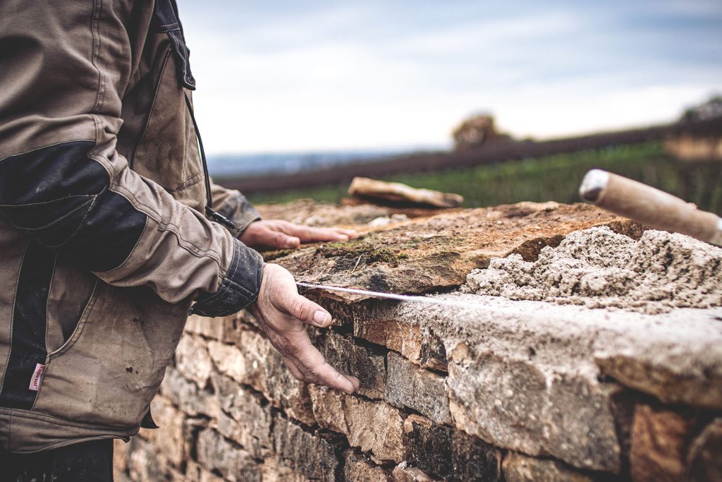 muret pierre sèche en construction, Beaune, Bourgogne, France