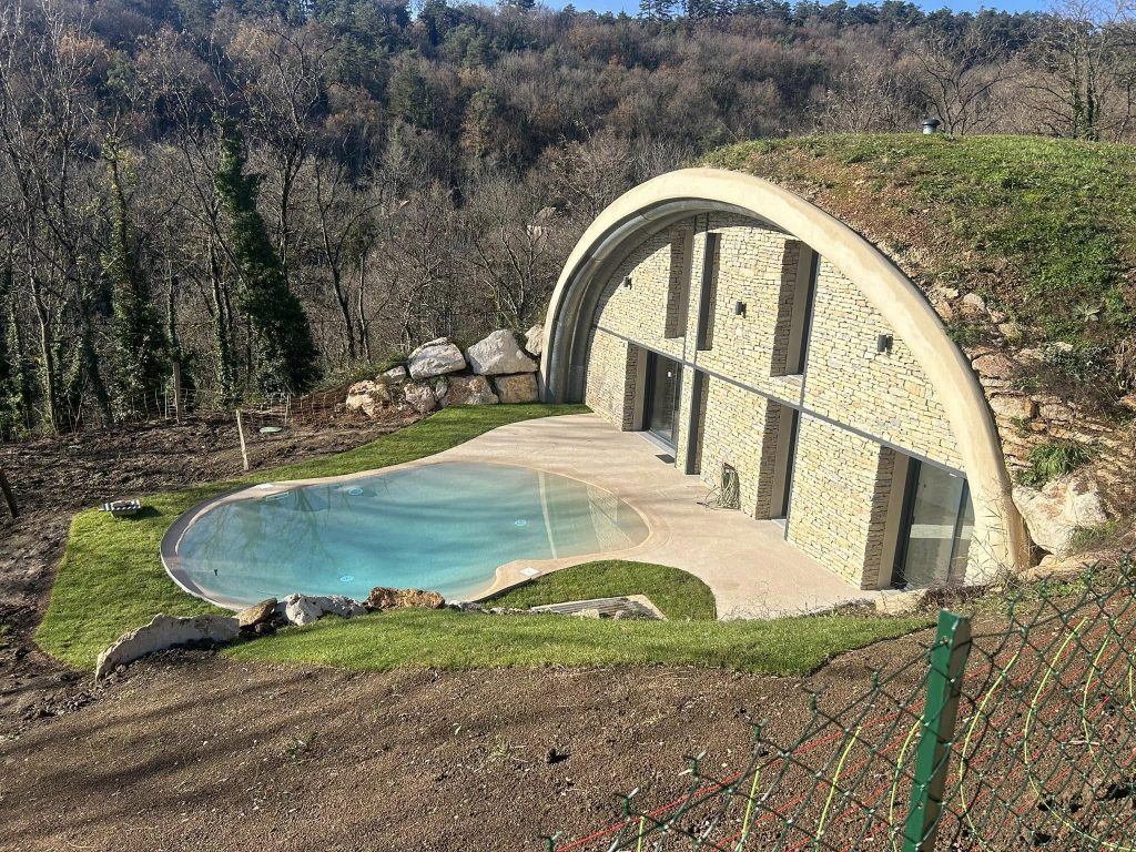 Maison NaturaDome avec parement en pierres, Beaune, France