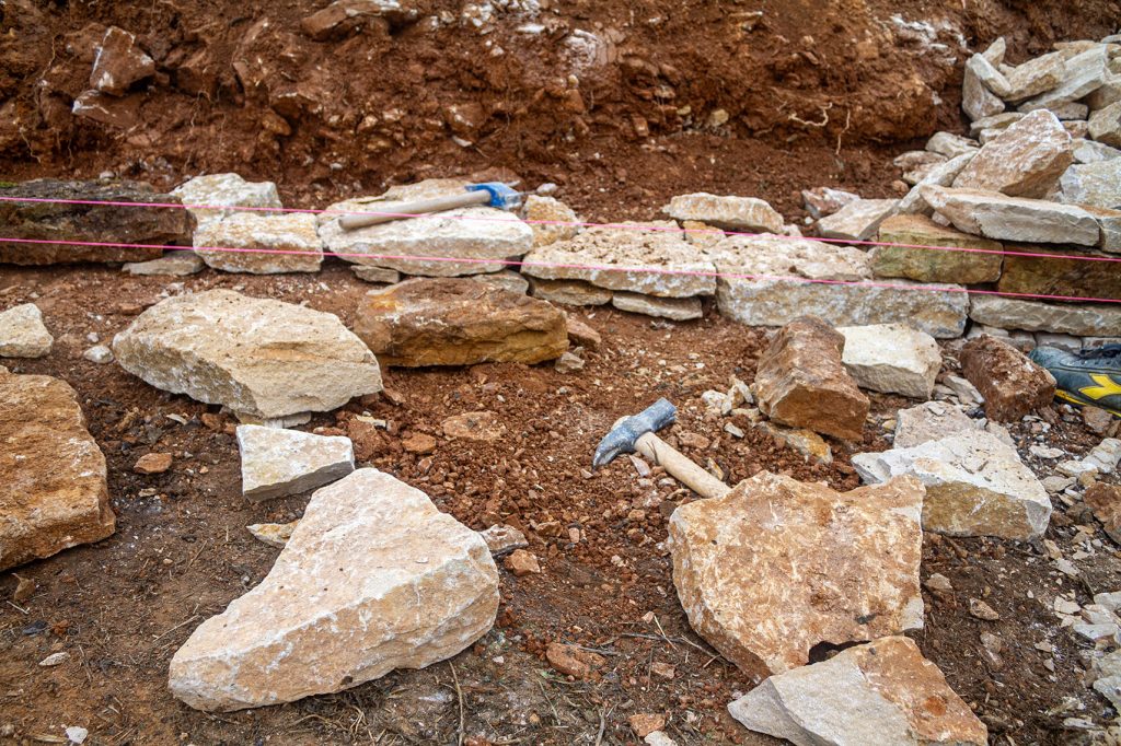 muret pierre sèche en construction, Beaune, Bourgogne, France