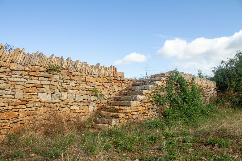 muret pierre sèche en construction, Beaune, Bourgogne, France