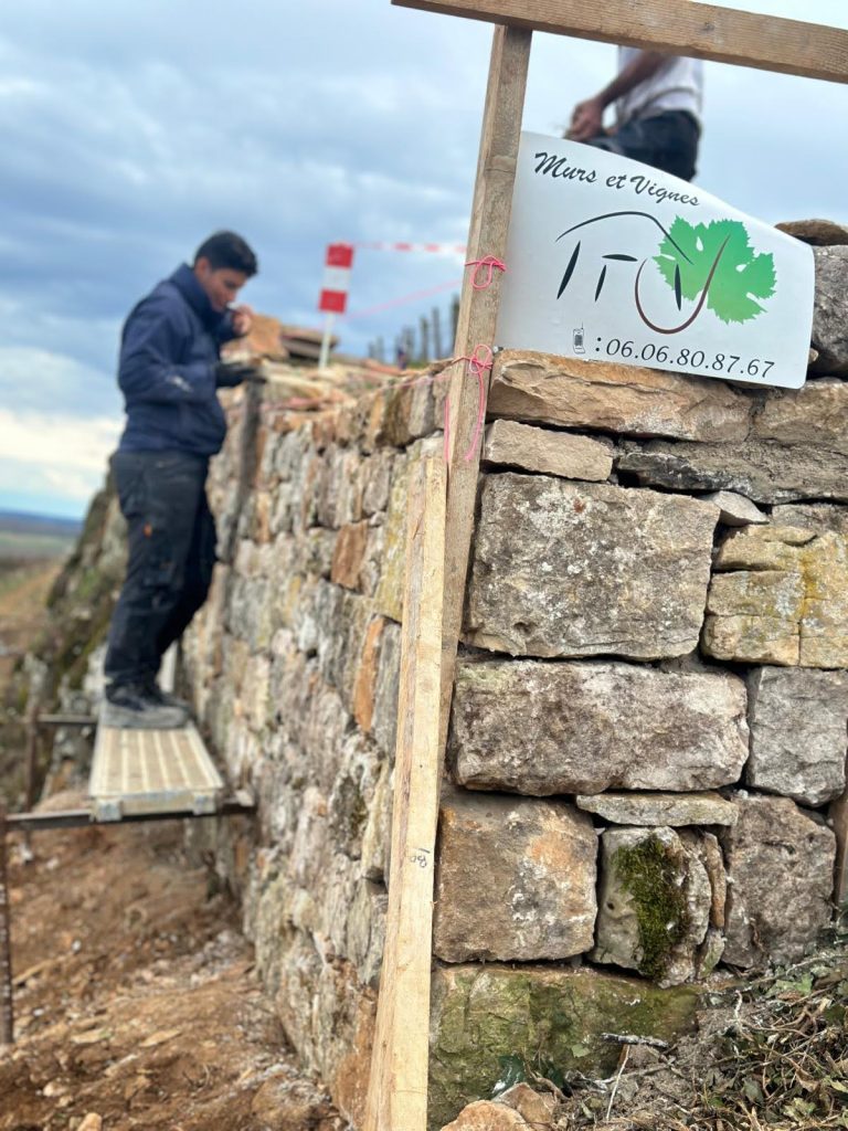 muret pierre sèche en construction, Beaune, Bourgogne, France