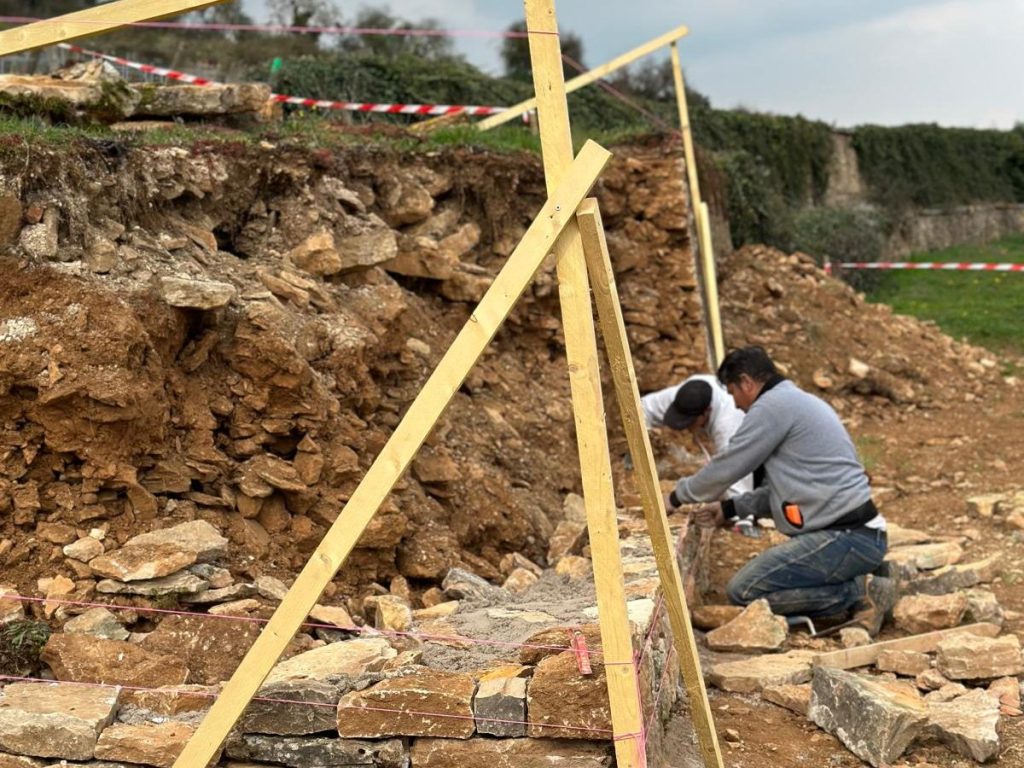 Muraillers au travail dans les vignes, Nuits Saint Georges, France