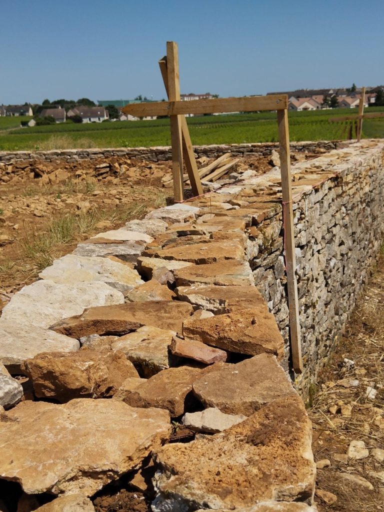 muret pierre sèche en construction, Beaune, Bourgogne, France muret pierre sèche en construction, Beaune, Bourgogne, France