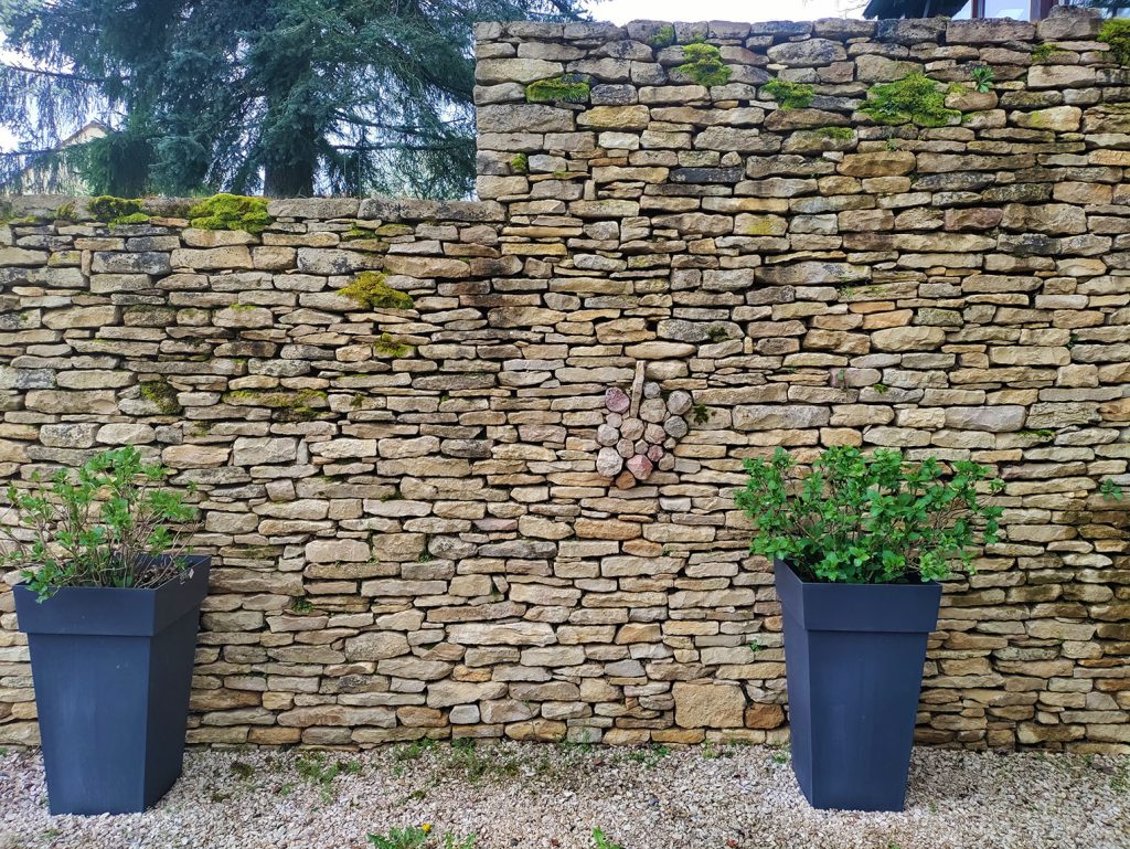 muret pierre sèche en construction, Beaune, Bourgogne, France