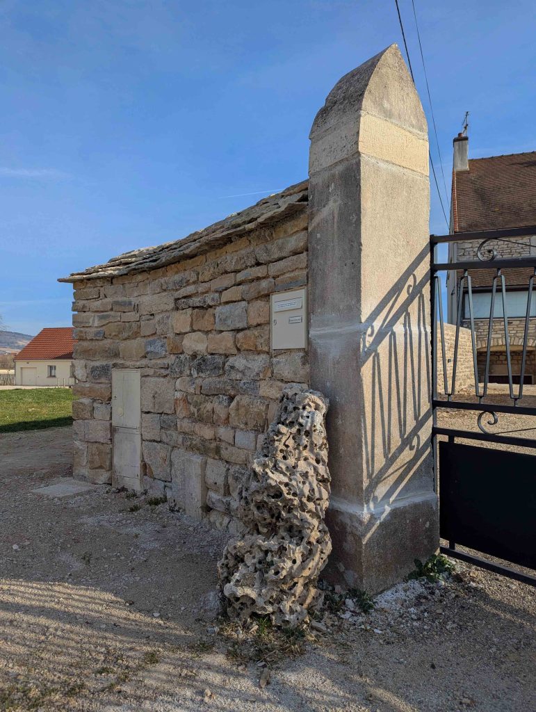 muret pierre sèche en construction, Beaune, Bourgogne, France muret pierre sèche en construction, Beaune, Bourgogne, France