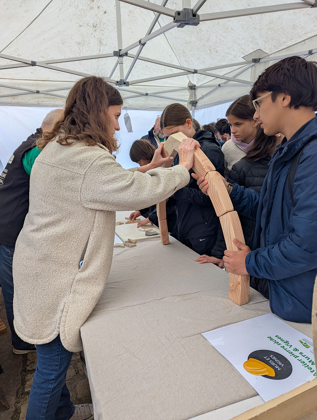 muret pierre sèche en construction, Beaune, Bourgogne, France