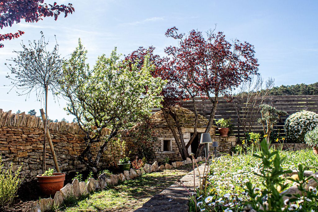 muret pierre sèche en construction, Beaune, Bourgogne, France